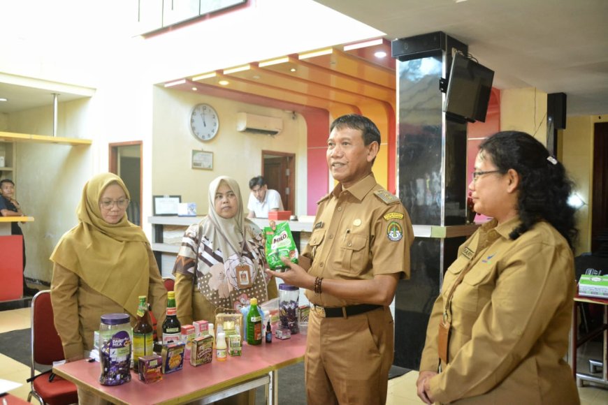 Wakil Bupati Ketapang H. Farhan, SE.,M.Si membuka Sosialisasi dalam Rangka Peningkatan Awarness Pangan Jajanan Anak Usia Sekolah yang aman, pada Selasa (10/09/2024) bertempat di ballroom Hotel Onyx Ketapang.