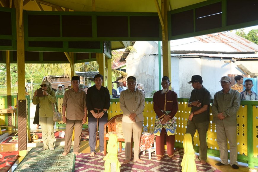 Dipimpin Bupati Ketapang Martin Rantan, SH, M.Sos Beserta Rombongan Napak Tilas Bertolak Dari Kecamatan Tumbang Titi Untuk Melakukan Ziarah Ke Makam Pangeran Iranata Benua Kayong