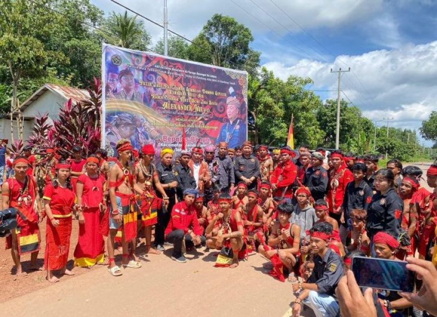 Hadiri Penutupan Gawai Dayak Bapalas Binua, Alex Dapat Gelar Raden Cendaga Payong Negeri Membuluh Lima Jelai Sekayuk Kendawangan