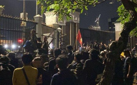 Ricuh di Gedung DPR: Massa Rusak Pagar Tolak RUU TNI, Polisi Gunakan Water Cannon