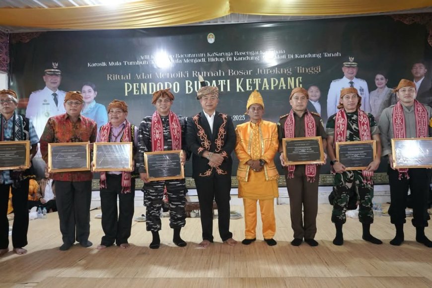 Bupati Ketapang Pimpin Ritual Adat Menoik’i Rumah Bosar, Gelar Kehormatan Diberikan Untuk Beberapa Tokoh Penting Di ketapang