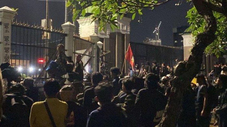 Ricuh di Gedung DPR: Massa Rusak Pagar Tolak RUU TNI, Polisi Gunakan Water Cannon