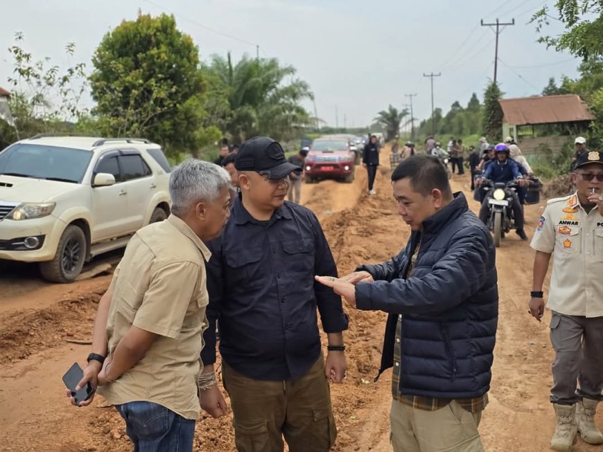 Bupati Ketapang Tinjau Langsung Perbaikan Jalan Pelang-Kepuluk hingga Batu Tajam