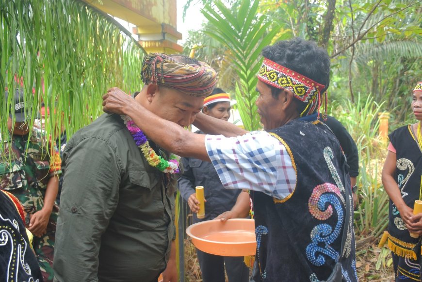 Bupati Ketapang Hadiri Tradisi Adat di Sungai Laur, Tegaskan Komitmen Pelestarian Budaya