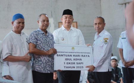 Bupati Alexander Wilyo Distribusikan Kurban ke 6 Titik Strategis di Ketapang