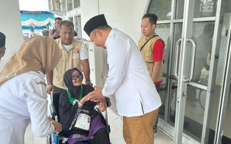 Bupati Alexander Wilyo Peluk Hangat Tamu Allah dari Ketapang