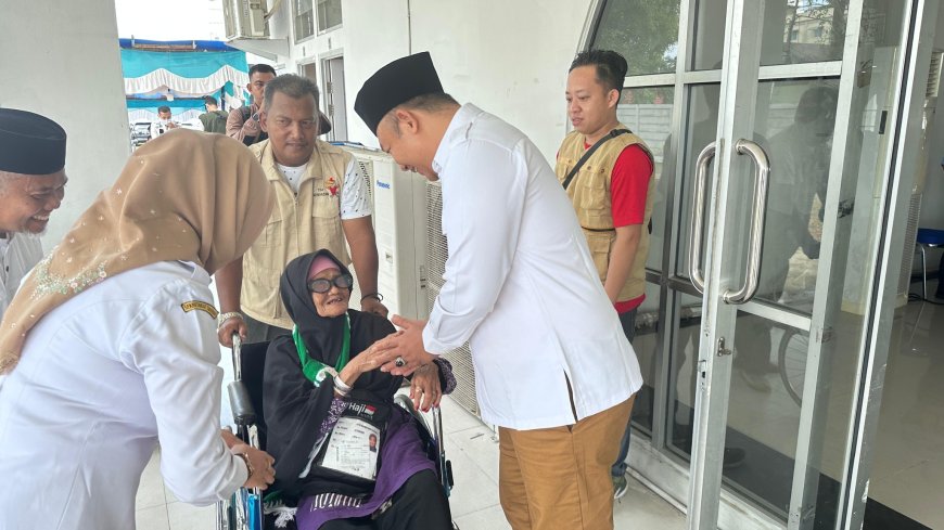 Bupati Alexander Wilyo Peluk Hangat Tamu Allah dari Ketapang