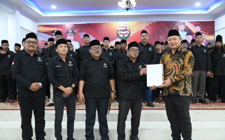 Lantik Laskar Sakera Keluarga Madura, Bupati Alexander Wilyo Ajak Menjaga Kebersamaan dalam Rumah Besar Ketapang