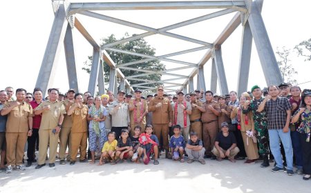 Bupati Ketapang Alexander Wilyo Resmikan Jembatan Karab, Akses Desa Mekar Raya Kini Lebih Lancar