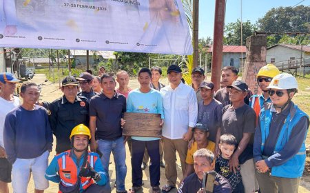 Bupati Ketapang Alexander Wilyo Nginap di Tanjung Lambai, Pimpin Penancapan Tiang Listrik Pertama